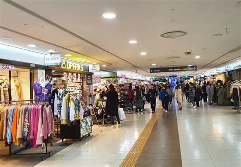 강남역 지하상가, 도시의 심장이자 문화의 교차로